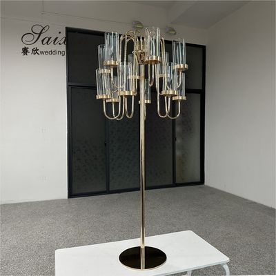 Nuovo candelabro in metallo alto in oro per le candele da matrimonio