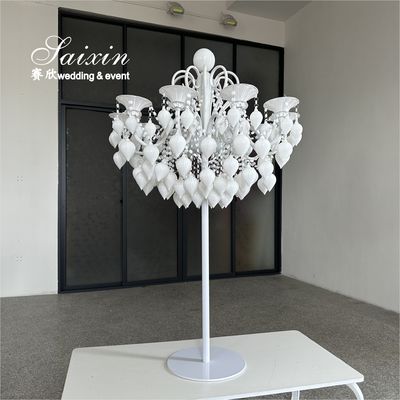 Magnifico candelabro bianco per la decorazione di un matrimonio